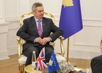 Britania mirëpret zotimin e Kurtit për t’u koordinuar me BE-në për planet që prekin komunitetin serb