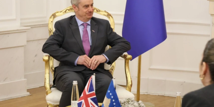 Britania mirëpret zotimin e Kurtit për t’u koordinuar me BE-në për planet që prekin komunitetin serb
