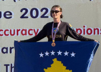 Pilotja kosovare renditet e para në botë në paragllajd