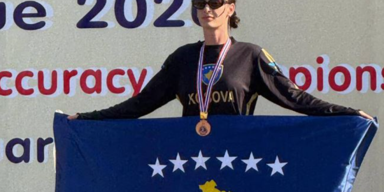 Pilotja kosovare renditet e para në botë në paragllajd