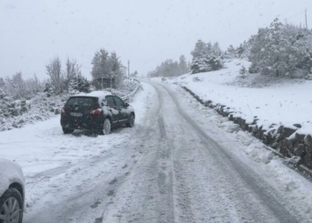 Mbetet e bllokuar rruga Pejë-Kullë-Rozhajë, shkak reshjet e borës