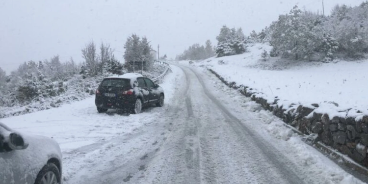 Mbetet e bllokuar rruga Pejë-Kullë-Rozhajë, shkak reshjet e borës