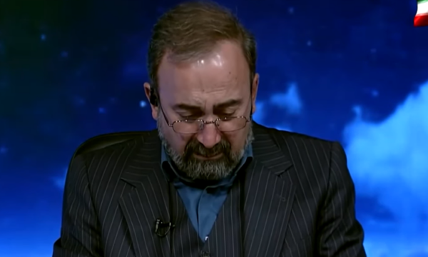 Prezantuesit të televizionit shtetëror në Iran i duhet të qajë teksa njofton vdekjen e Khameneit