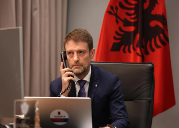 Hoxha telefonon Konjufcën: Kosova prioritet i përhershëm i Shqipërisë
