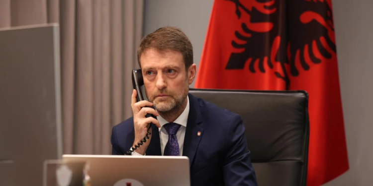 Hoxha telefonon Konjufcën: Kosova prioritet i përhershëm i Shqipërisë