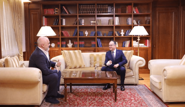 Rama dorëzon ndryshimet e qeverisë te presidenti Begaj