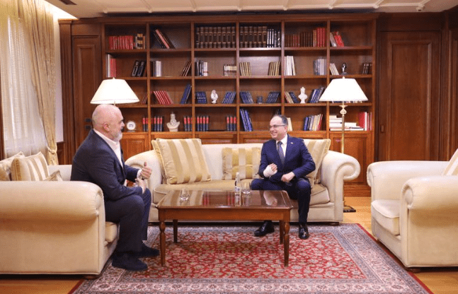 Rama dorëzon ndryshimet e qeverisë te presidenti Begaj