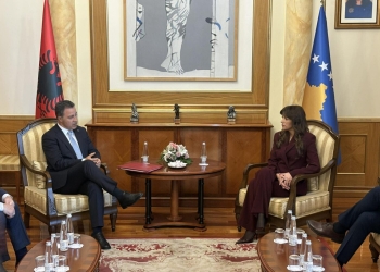 Albulena Haxhiu pret në takim homologun shqiptar, Niko Peleshin