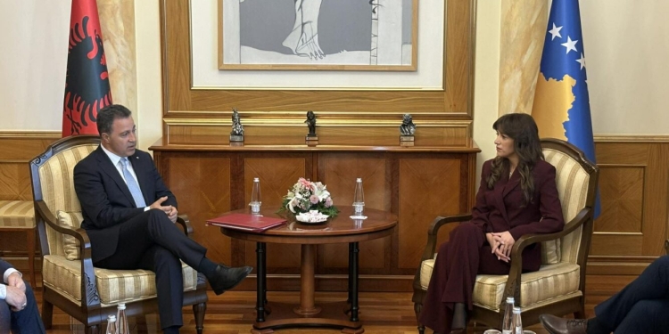 Albulena Haxhiu pret në takim homologun shqiptar, Niko Peleshin