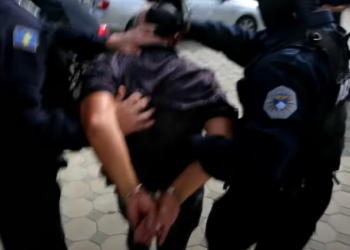 Dy kosovarë ekstradohet nga Italia për në Kosovë, dyshohen për vrasje në tentativë dhe vjedhje të rëndë