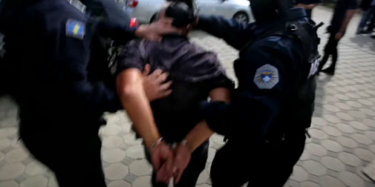 Dy kosovarë ekstradohet nga Italia për në Kosovë, dyshohen për vrasje në tentativë dhe vjedhje të rëndë