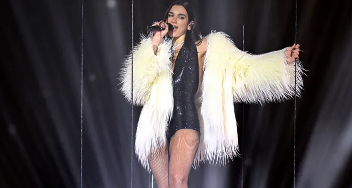 Dua Lipa befason publikun në Brit Awards