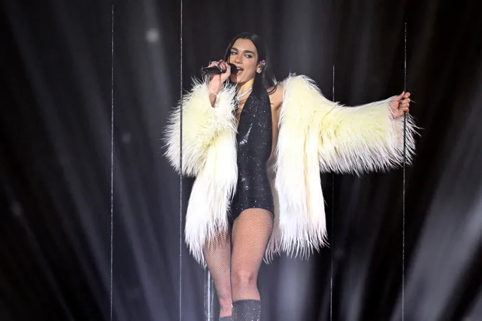 Dua Lipa befason publikun në Brit Awards