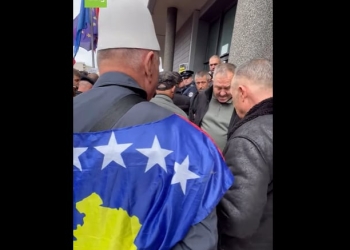 Hysni Gucatit i rëndohet gjendja shëndetësore, largohet me ambulancë nga protesta