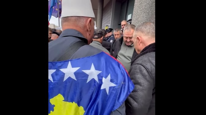 Hysni Gucatit i rëndohet gjendja shëndetësore, largohet me ambulancë nga protesta