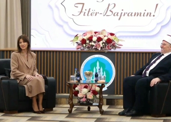 Kryekuvendarja Haxhiu uron Bajramin: Kjo festë na mëson si ta ndajmë me të tjerët mirësinë