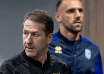 “Sakrifikohet” mesfushori, dy lojtarë të Kosovës përfundojnë në tribunë ndaj Turqisë