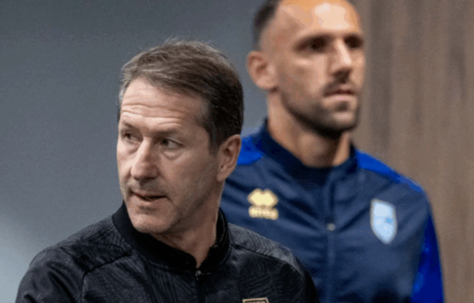 “Sakrifikohet” mesfushori, dy lojtarë të Kosovës përfundojnë në tribunë ndaj Turqisë