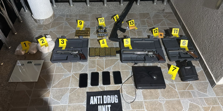 Kapen dy kilogramë heroinë dhe disa armë pa leje në Suharekë