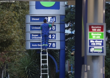 Eksperti i ekonomisë: Nafta që po shitet në Shqipëri është blerë me çmimin e para luftës