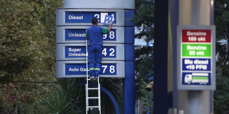 Eksperti i ekonomisë: Nafta që po shitet në Shqipëri është blerë me çmimin e para luftës