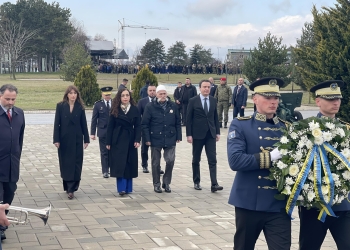 Krerët e shtetit bashkë me Rifat Jasharin bëjnë homazhe te obelisku i UÇK-së në Kazermën “Adem Jashari”