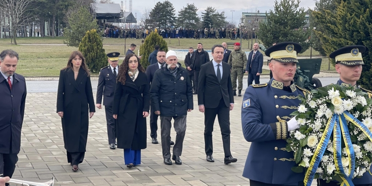 Krerët e shtetit bashkë me Rifat Jasharin bëjnë homazhe te obelisku i UÇK-së në Kazermën “Adem Jashari”
