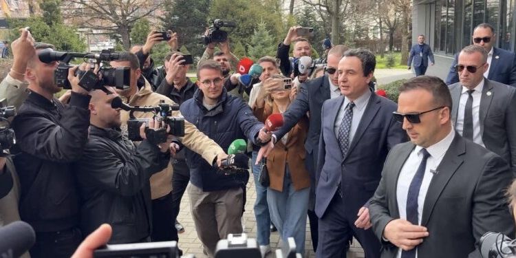 “Edhe unë jam kureshtari si ju”, kështu përgjigjet Kurti për emrin e presidentit/es