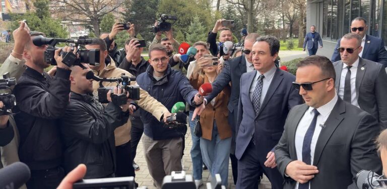 “Edhe unë jam kureshtari si ju”, kështu përgjigjet Kurti për emrin e presidentit/es