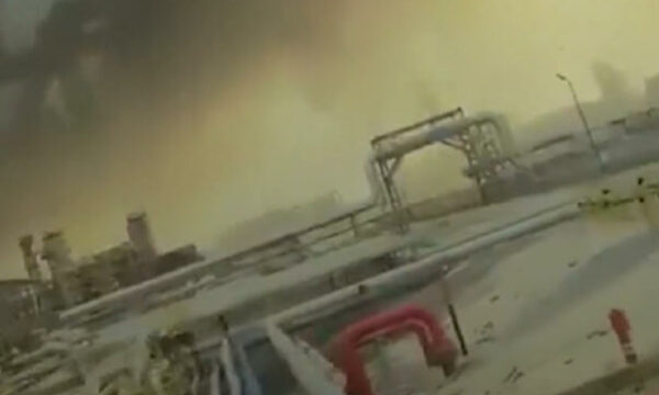 Raportohet se Irani ka goditur një objekt të rëndësishëm nafte në Arabinë Saudite