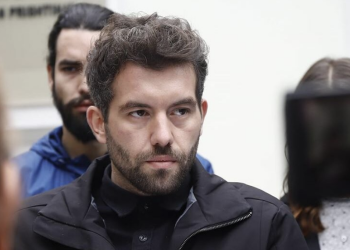 Rron Gjinovci kërkon falje pas akuzave ndaj familjarëve për prezantimin e të burgosurve si ushtarë për pensione