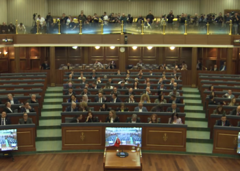 “Nuk ka kourum për ndryshimet kushtetuese”/ Nuk votohet propozimi i Osmanit