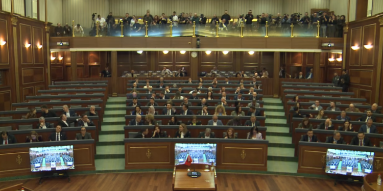“Nuk ka kourum për ndryshimet kushtetuese”/ Nuk votohet propozimi i Osmanit