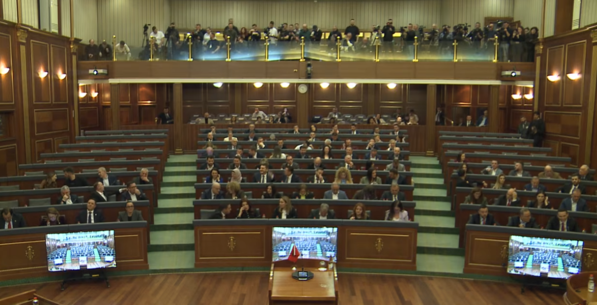 “Nuk ka kourum për ndryshimet kushtetuese”/ Nuk votohet propozimi i Osmanit