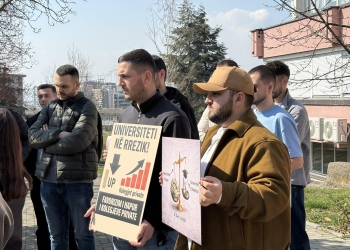 “Universiteti në rrezik” – Studentët e stomatologjisë me aksion para Agjencisë së Kosovës për Akreditim