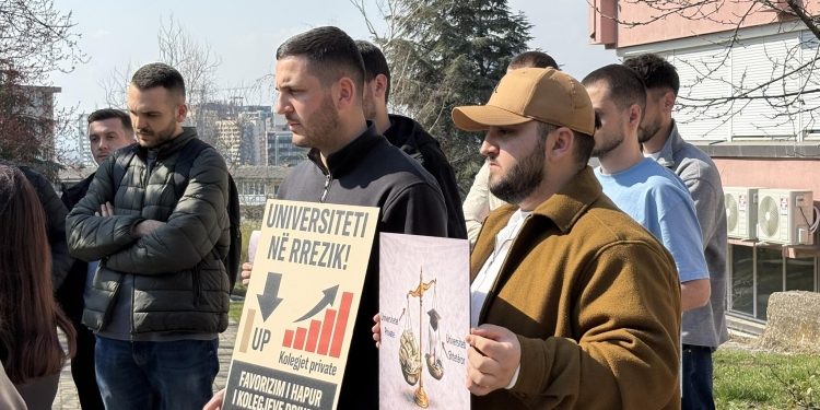 “Universiteti në rrezik” – Studentët e stomatologjisë me aksion para Agjencisë së Kosovës për Akreditim