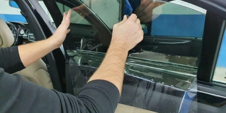 Xhamat e zinj në vetura tashmë lejohen në Kosovë, por cila është procedura?