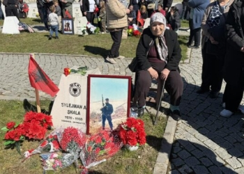 “18 vjet se kam parë djalin, është ardhë dhe u vra”, rrëfimet prekëse të familjarëve në 27-vjetorin e Betejës së Koshares