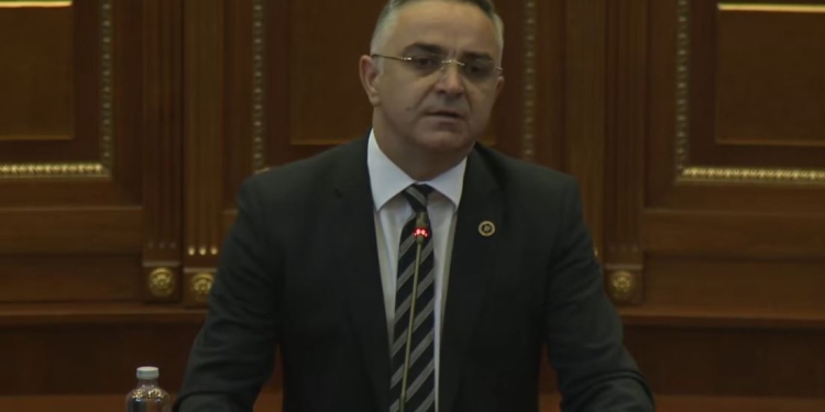 “S’ka logjikë me fillu me vonesë”, Tahiri kërkon respektim të orarit të seancave