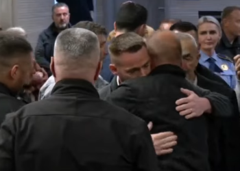 Familjarët përqafohen në sallë pas dënimit për vrasësit e Liridonës