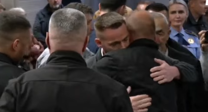 Familjarët përqafohen në sallë pas dënimit për vrasësit e Liridonës