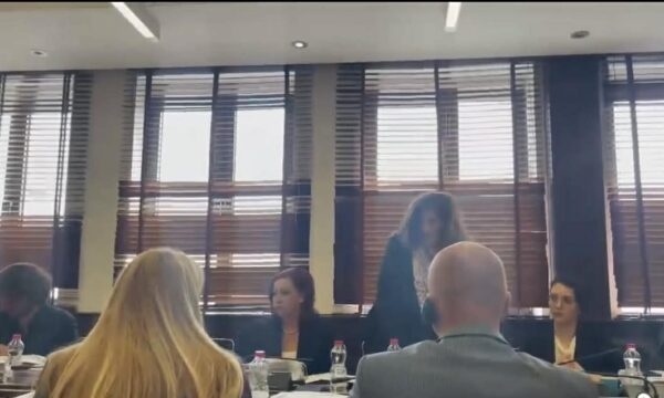 “Kur të flas unë, ti ndalesh” Ganja përplaset me Arbresha Kryeziun për anëtarët e Bordit të RTK’së