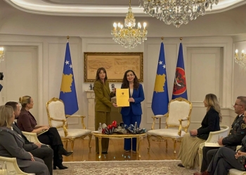 Vjosa Osmani ia dorëzon detyrën Albulena Haxhiut: Nuk do të jetë punë e lehtë, është detyrë me përgjegjësi të jashtëzakonshme