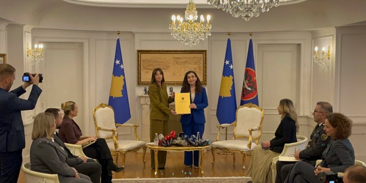 Vjosa Osmani ia dorëzon detyrën Albulena Haxhiut: Nuk do të jetë punë e lehtë, është detyrë me përgjegjësi të jashtëzakonshme