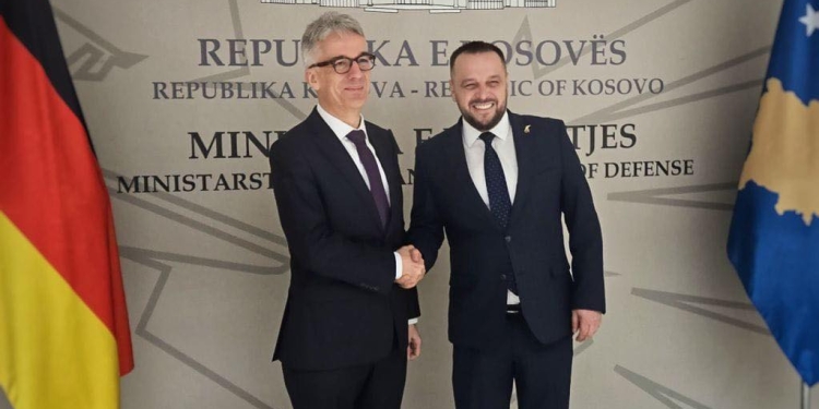 Ambasadori gjerman takohet me Maqedoncin, përmend ndihmë 3 milionëshe nga Gjermania për 5 projekte për FSK-në