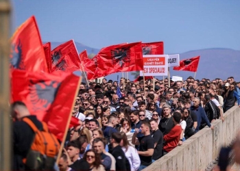 Studentët shqiptarë protestojnë në Shkup, kërkojnë respektimin e ligjit për provimin e jurisprudencës në gjuhën shqipe