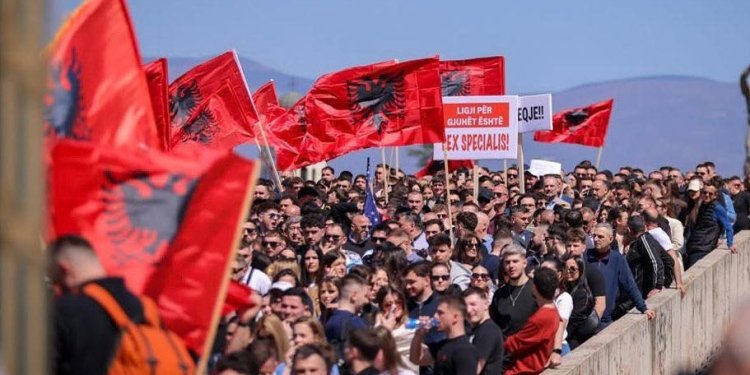 Studentët shqiptarë protestojnë në Shkup, kërkojnë respektimin e ligjit për provimin e jurisprudencës në gjuhën shqipe