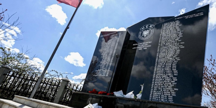 Kurti përkujton Masakrën e Rezallës: Serbia ende fsheh varreza masive të luftës në Kosovë