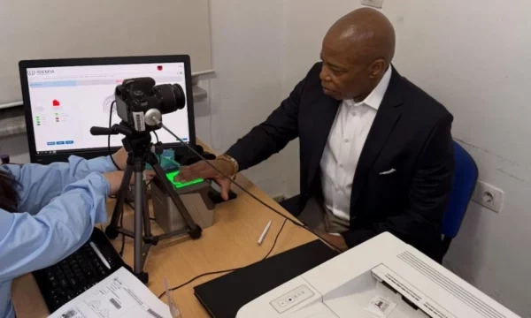 Ish-kryetari i Nju Jorkut merr pasaportën shqiptare, regjistrohet edhe si banor i Tiranës