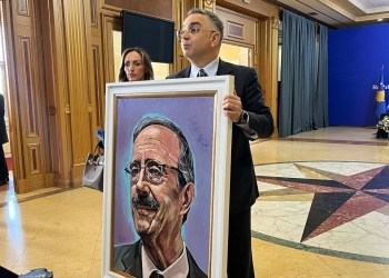Tahiri i AAK-së arrin në Kuvend me portretin e kongresmenit Eliot Engel